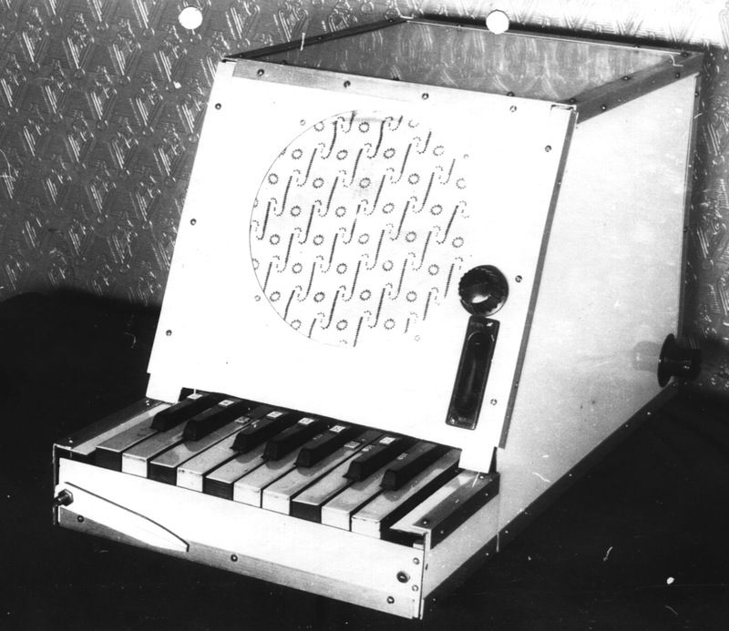 Rhythmicon techado com sua caixa protetora escondendo a parte do circuito elétrico e mostrando somente o teclado, foto em preto e branco.