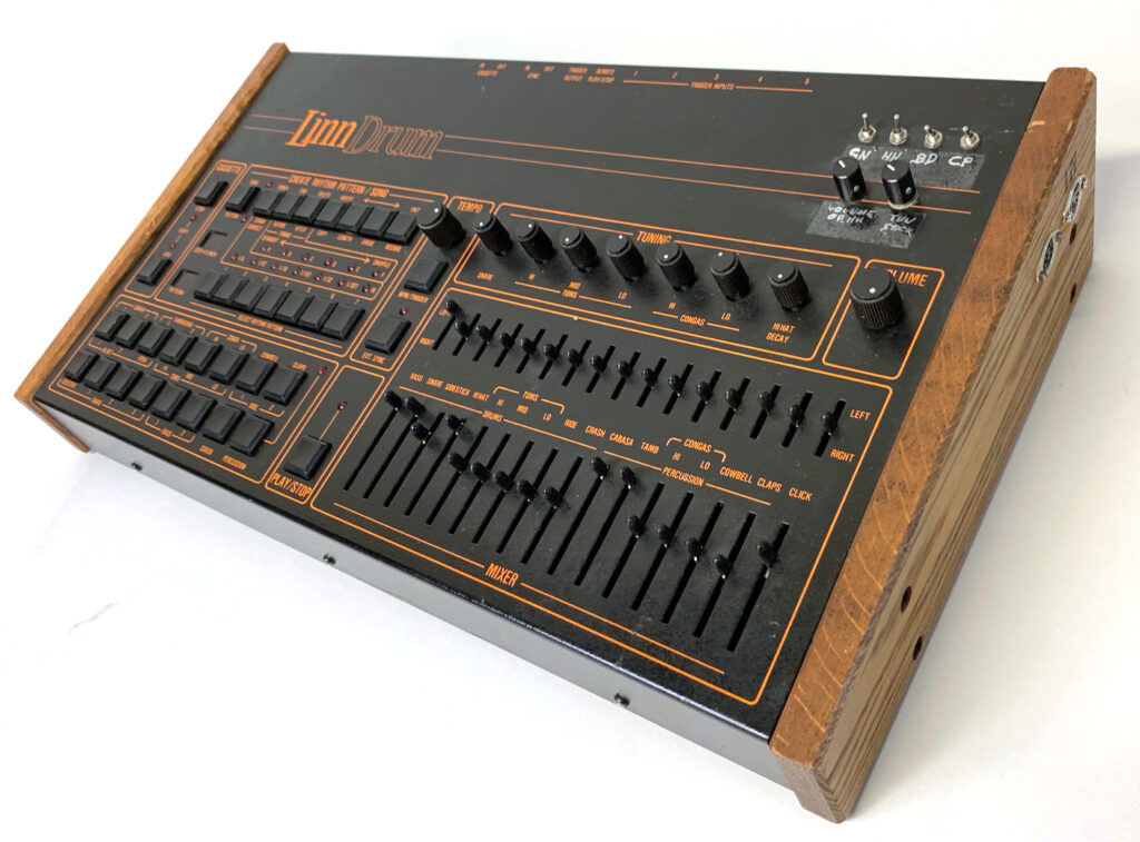 LinnDrum em um fundo branco.